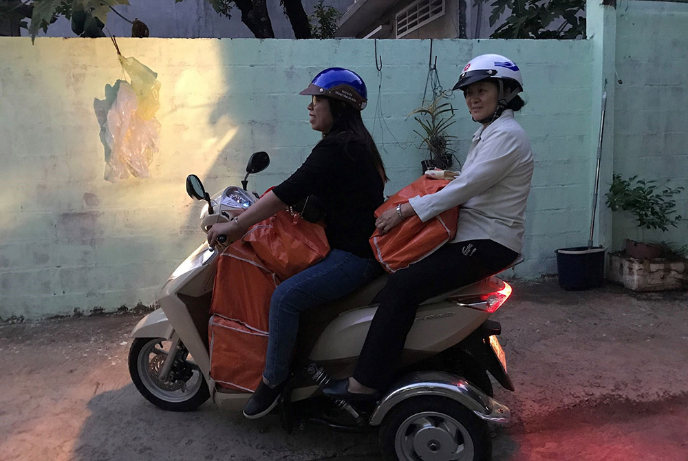 Maria Thao and Mary Nguyen Thi Phuong Lan (Nguyen) deliver gifts to those living in poverty. (Provided photo) Maria Thao and Mary Nguyen Thi Phuong Lan (Nguyen) deliver gifts to those living in poverty. (Provided photo)