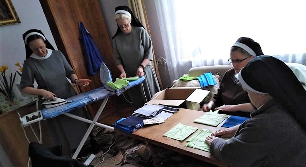 Thousands of sisters in Poland have volunteered and worked in hospitals and health care centers during the pandemic. Those too vulnerable to the virus helped by making masks, for example. (Conference of Major Superiors Religious Orders in Poland) Sisters in Poland in a room making masks