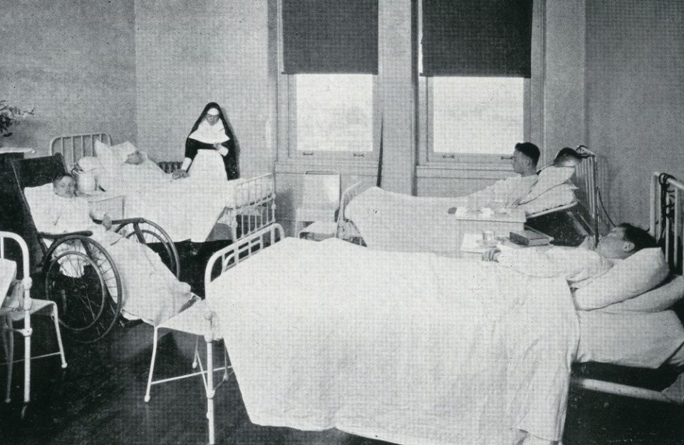 A Sister of Mercy attends patients in a ward at Misericordia Hospital opened in 1918, just before the worst of the flu outbreak. (Catholic Historical Research Center, Archdiocese of Philadelphia) A Sister of Mercy attends patients in a ward at Misericordia Hospital opened in 1918, just before the worst of the flu outbreak. (Catholic Historical Research Center, Archdiocese of Philadelphia)