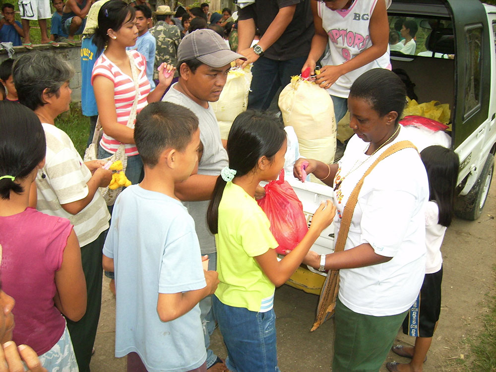 Sr. Schola Mutua helps with food distribution at an evacuation center for refugees in the Philippines. (Courtesy of Catherine Scholastica K. Mutua)