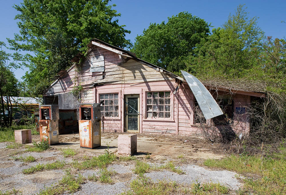 "Abandoned gas station, Selma, Alabama," a 2006 photo by Carol M. Highsmith (Library of Congress/Carol M. Highsmith) "Abandoned gas station, Selma, Alabama," a 2006 photo by Carol M. Highsmith (Library of Congress/Carol M. Highsmith)