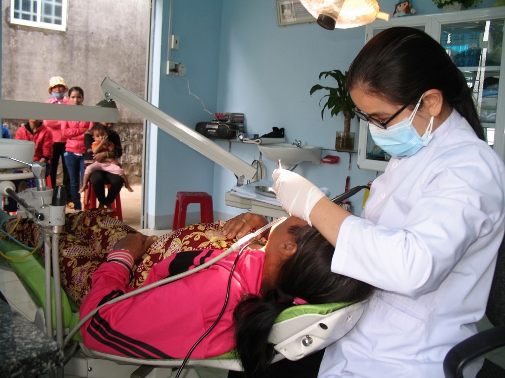 Sr. Anna Bach-Tuyet Le treats a patient. (Provided photo)
