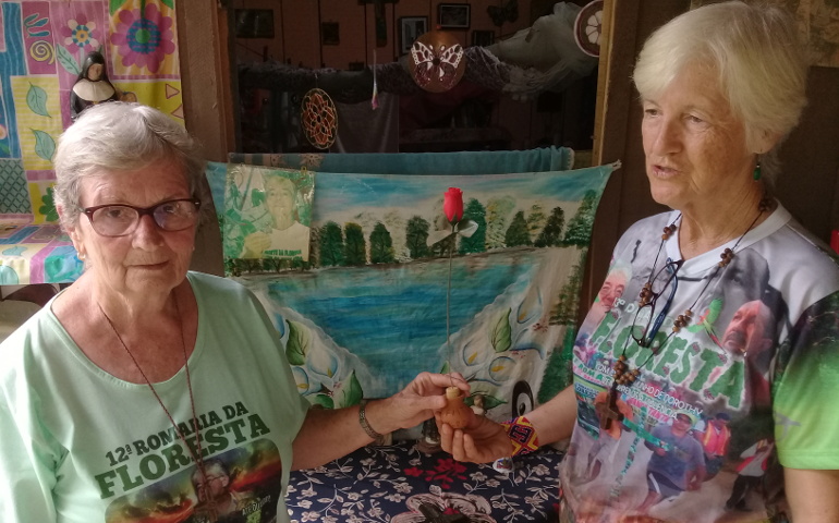 Sr. Jane Dwyer and Sr. Katy Webster, both Sisters of Notre Dame de Namur, continue the ministry of Sr. Dorothy Stang of the same congregation, who was assassinated in 2005 in retribution for her work with landless farmers. The dirt inside the little vase they are holding was moistened with Sr. Dorothy’s blood. It was collected by Fr. Jose Amaro at the exact place she was assassinated. (Carlos Tautz) 