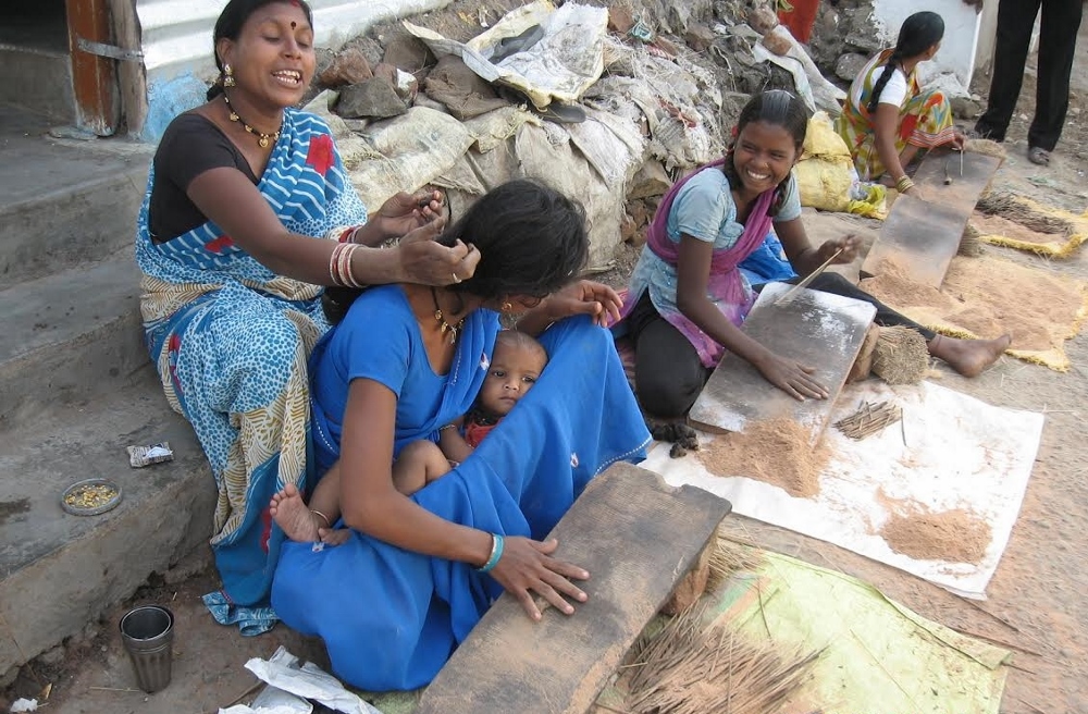 Residents in the central Indian city of Nagpur make incense sticks. (GSR photo / Lissy Maruthanakuzhy)