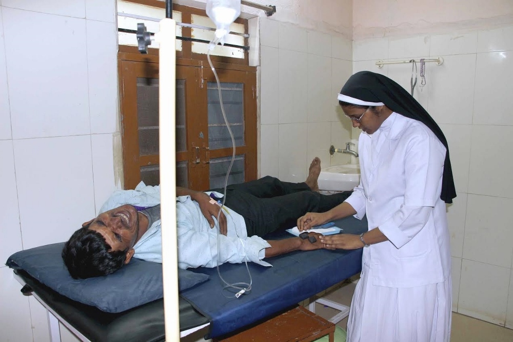 Sr. Tessy Chammarapally applies "black stones" on a snakebit patient at Jai Rani Mission Hospital in Ghonsla, central India. (GSR photo / Saji Thomas)