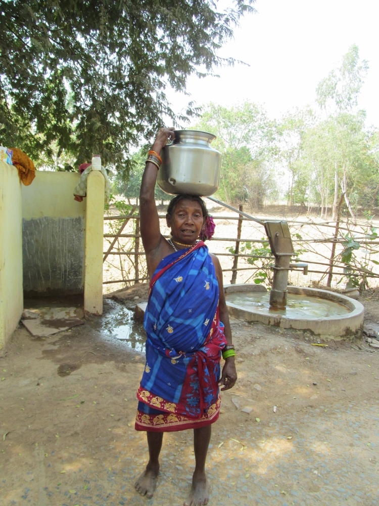 A tribal woman in a village near Jagdalpur, headquarters of Bastar region of Chhattisgarh center in central India, holds a jar on her head. (GSR photo / Saji Thomas)
