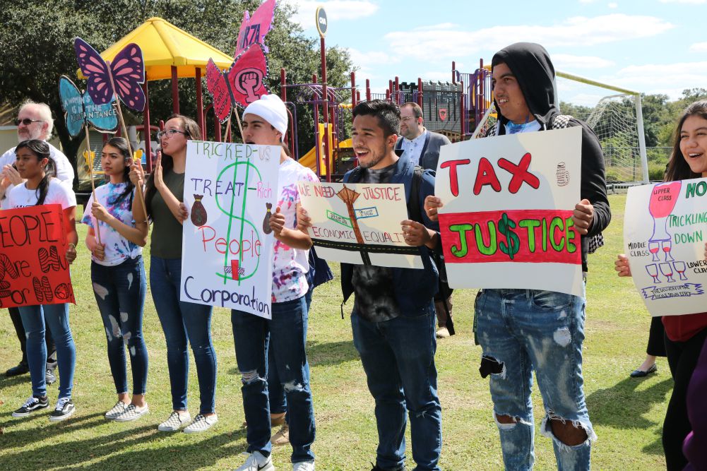 The crowd that greeted the Nuns on the Bus on Oct. 31 in Apopka, Florida, included people from Hope CommUnity Center holding signs and butterflies. (Network Lobby for Catholic Social Justice / Colleen Ross)