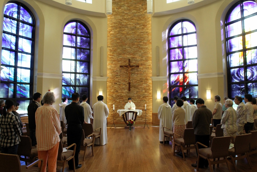 Chinese priests and nuns gather with retreat center staff for Mass at the Cenacle Retreat Center in Ronkonkoma, N.Y., Aug. 20. The retreat was affiliated with Maryknoll's Chinese Seminary Teachers and Formators Project. (CNS photo/Gregory A. Shemitz)