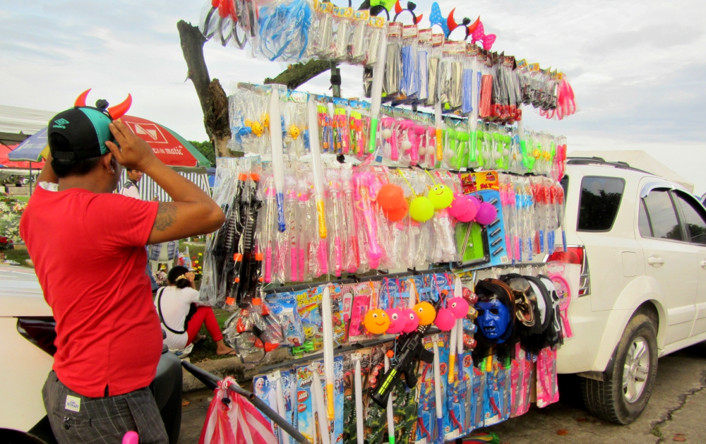 Vendors sell toys for recreation in the cemeteries (GSR photo / Joyce Meyer)
