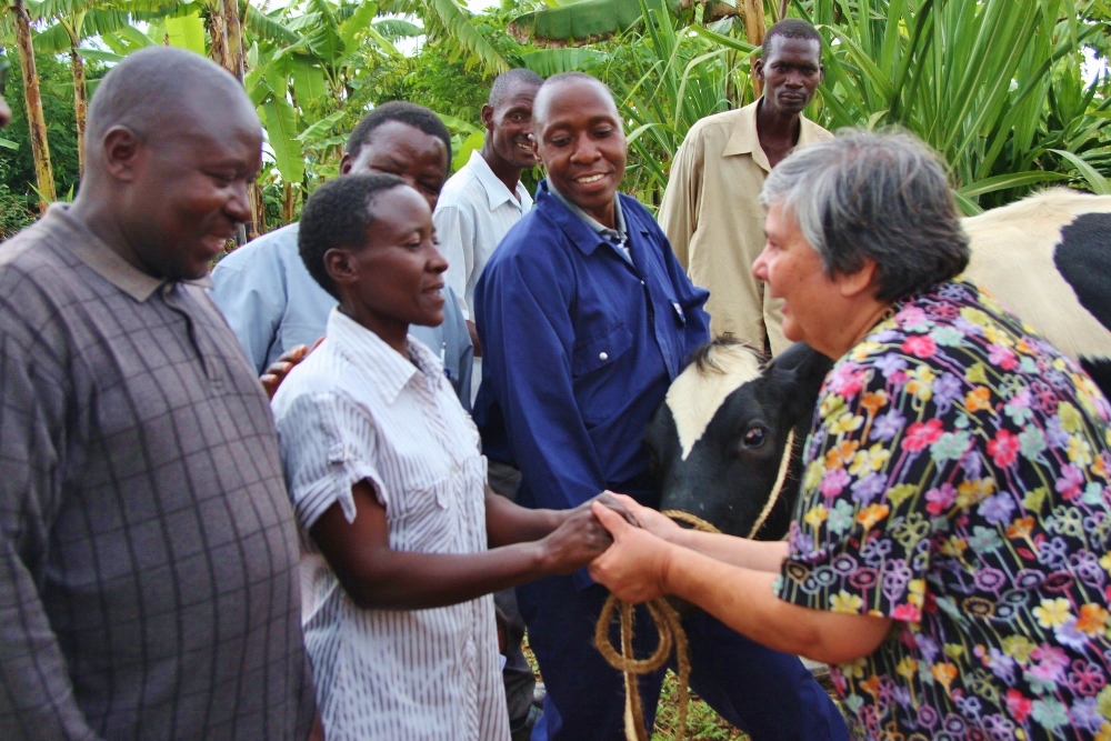 Sr. Toni presents a cow to Pauline. (Caroljean Willie)