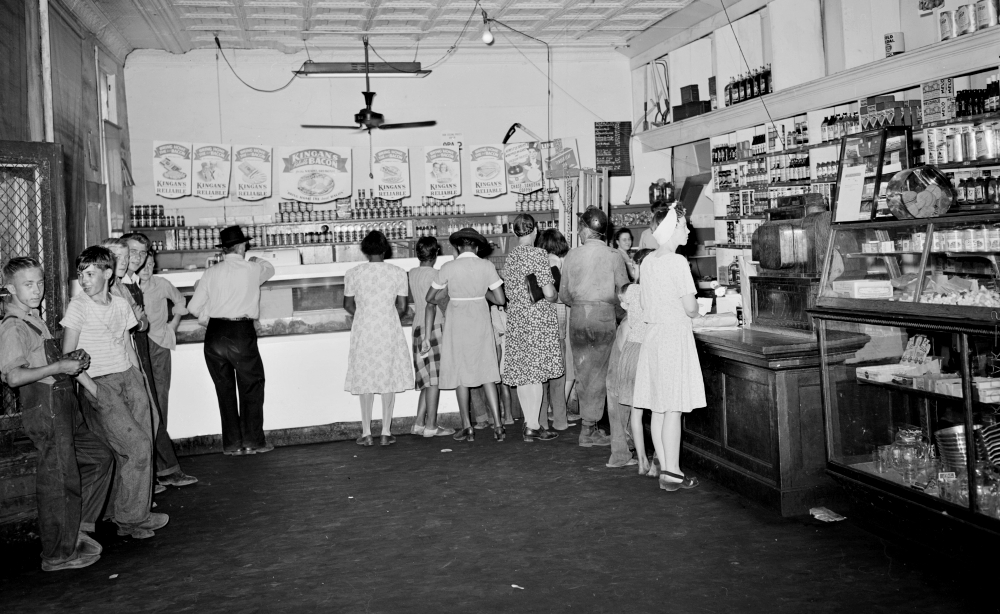 A company store for miners and their families in Lamar, West Virginia, in 1946 (Wikimedia Commons/National Archives and Records Administration)