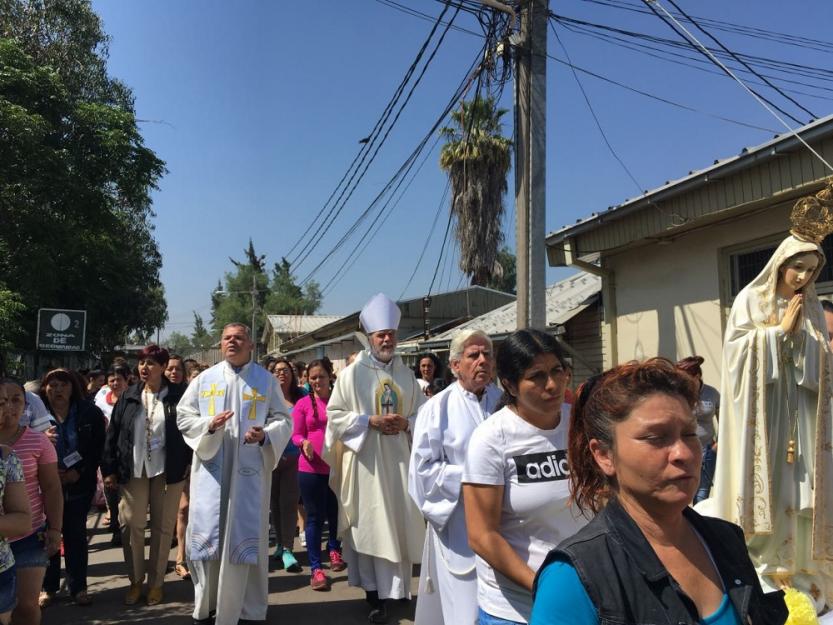 Sisters and others sing while wait for Pope Francis' visit to the Internas del Centro Penitenciario Femenino San Joaquín (St. Joachim central women's prison) in Santiago, Chile, Jan. 18, 2018. (María de Lourdes López Munguía)