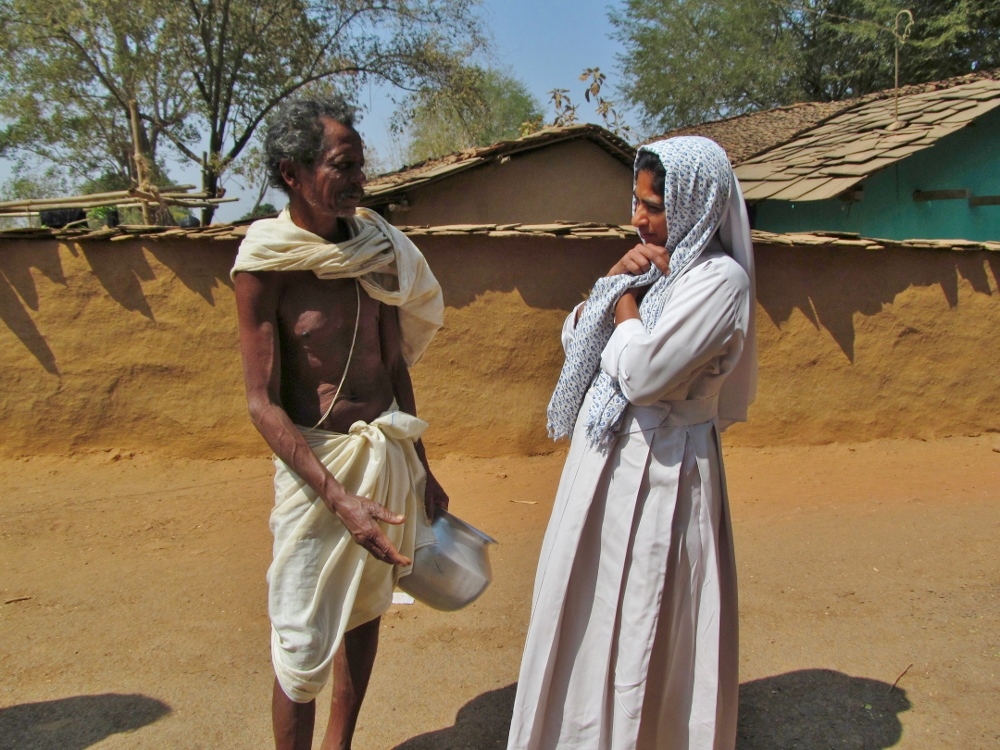 Deena Bandhu Samaj Sr. Julie Mathew talks to a villager in Bastar. (GSR photo / Saji Thomas)