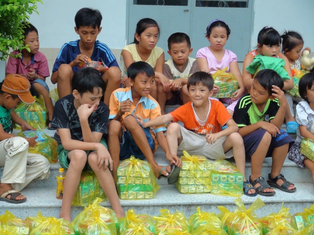 Children whose parents live with HIV/AIDS are given milk and cake to celebrate the Mid-Autumn Festival on Sept. 25. It is one of the ways Sr. Mary Nguyen Thi Phuc of the Secular Institute of the Sacred Heart of Jesus helps support the families. (GSR photo / Joachim Pham)