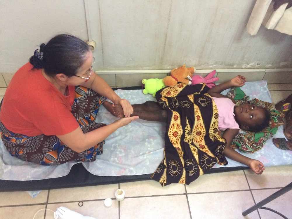 Sr. Leonir de Fátima Fabris gives phytotherapy for a girl who lost sensation in her legs. (GSR photo / Matan Rosenstrauch)