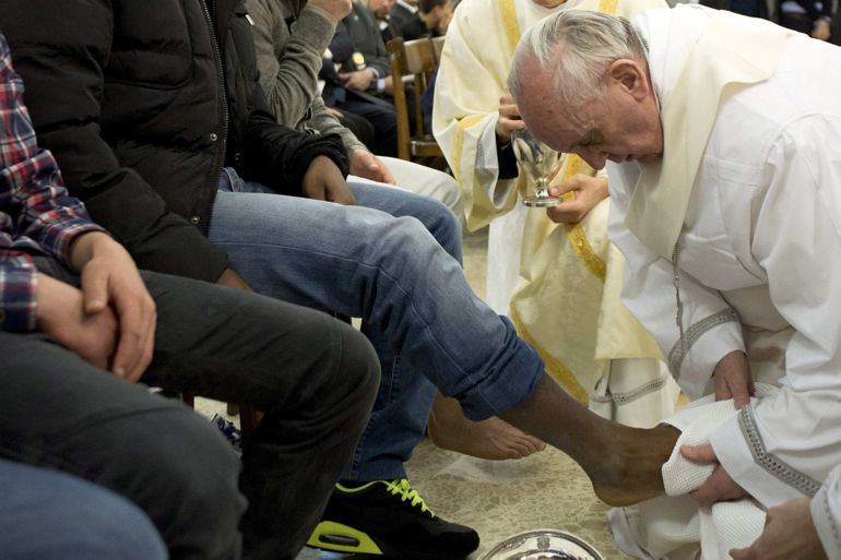 Pope washes feet of 12 youngsters, including two Muslims