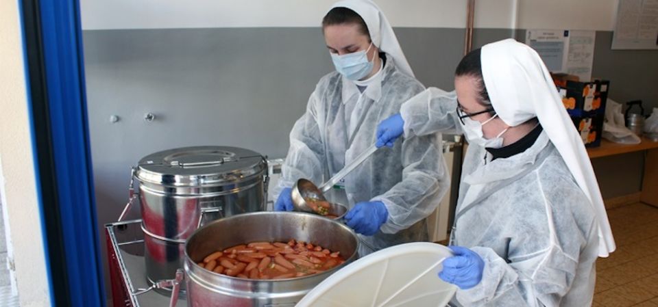 Sisters of Mercy of the Holy Cross in Zagreb, Croatia, prepare food for older people who are in isolation because of the pandemic. (Sr. Marija Karla Ivanović) Sisters of Mercy of the Holy Cross in Zagreb, Croatia, prepare food for older people who are in isolation because of the pandemic. (Sr. Marija Karla Ivanović)