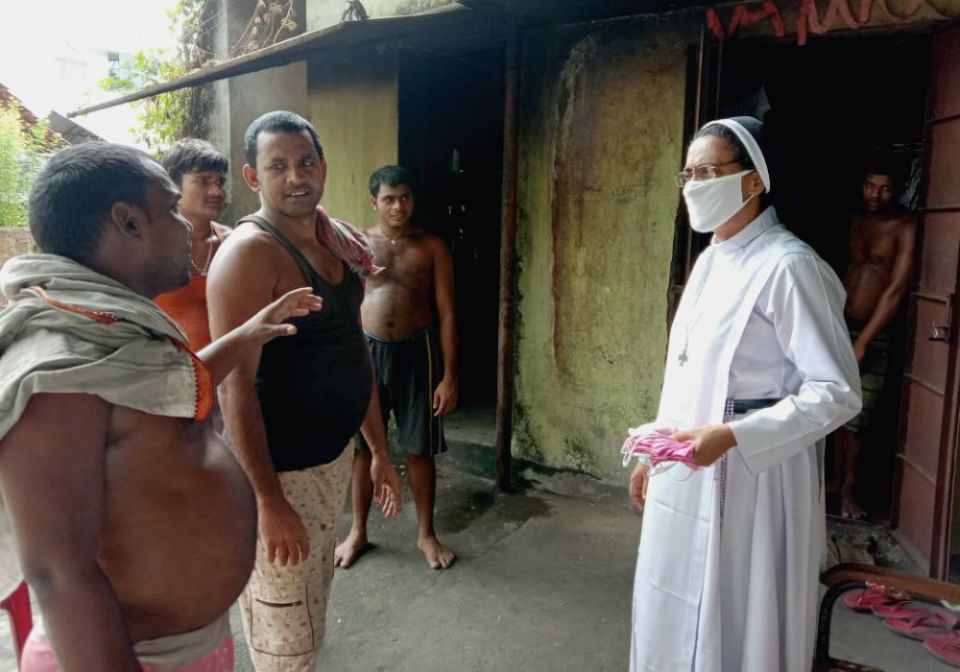 Congregation of Mother of Carmel Sr. Merin Chirackal Ayrookaran gives masks to migrant workers in the southwestern Indian state of Kerala. (Provided photo) Congregation of Mother of Carmel Sr. Merin Chirackal Ayrookaran gives masks to migrant workers in the southwestern Indian state of Kerala. (Provided photo)