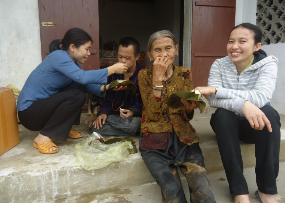 Two young nuns from Missionaries of Charity of Vinh feed an elderly woman and her son in Ha Tinh province on Dec 12. (Courtesy of Teresa Tran Thi Oanh)