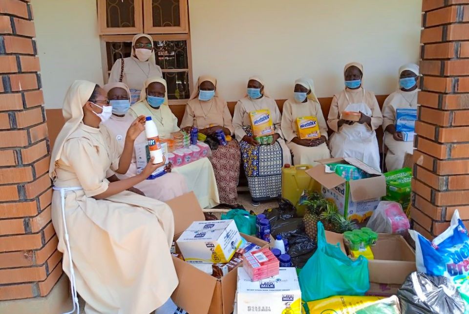 A group of Little Sisters of St. Francis learn about various ways of protecting themselves from COVID-19. (Association of Consecrated Women in Eastern and Central Africa) A group of Little Sisters of St. Francis learn about various ways of protecting themselves from COVID-19. (Association of Consecrated Women in Eastern and Central Africa)