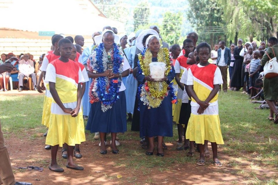Sr. Lucy Mukachi Kwalimwa, center left, 40, and Sr. Norah Anne Mogute Oyagi, center right, 39, celebrate their perpetual profession of vows April 30, 2016, at Immaculate Conception Nyabururu Parish, Kissii Diocese, Kenya. (Courtesy of the School Sisters o