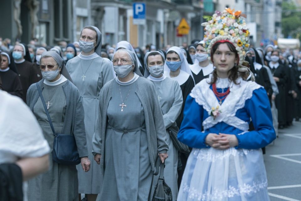 Nuns wearing protective masks take part in a Corpus Christi procession in Krakow, Poland, June 11 during the COVID-19 pandemic. (CNS/Agencja Gazeta via Reuters/Jakub Porzycki)