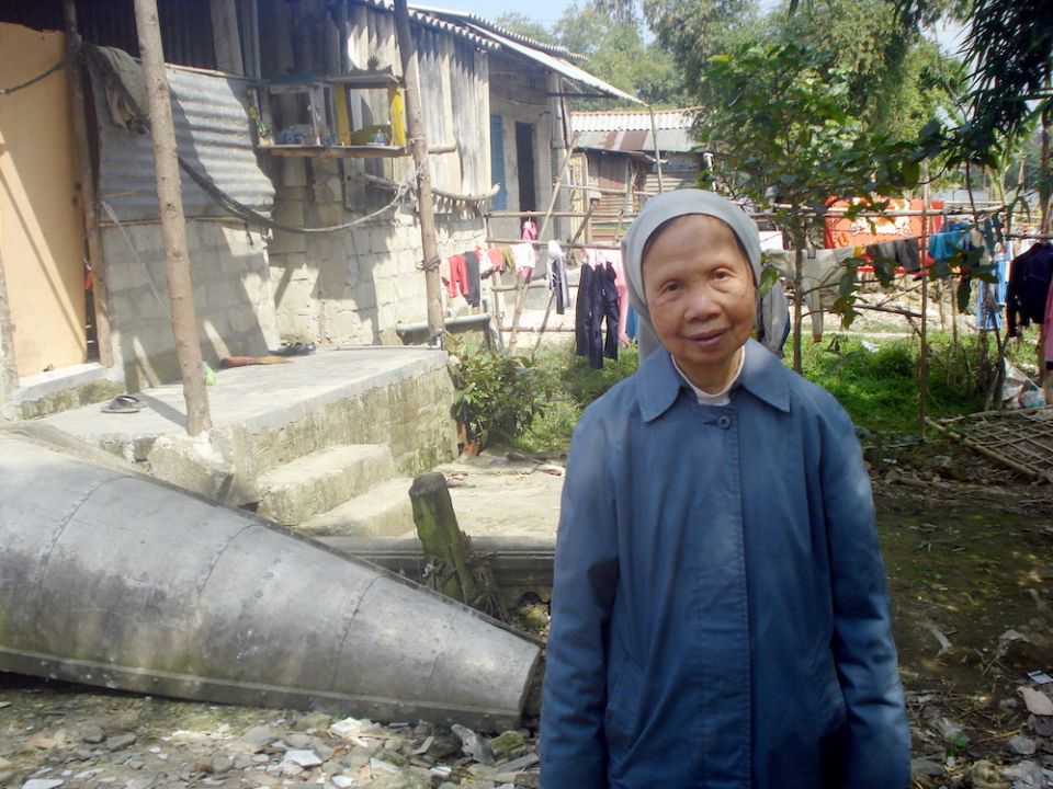 St. Paul de Chartres Sr. Ephrem Nguyen Thi Luu, 76, visits poor families who live on river banks in Hue City. (Peter Nguyen) St. Paul de Chartres Sr. Ephrem Nguyen Thi Luu, 76, visits poor families who live on river banks in Hue City. (Peter Nguyen)