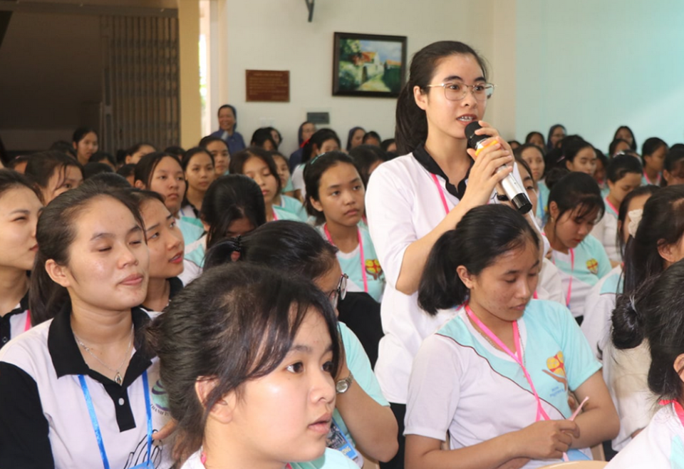 Elizabeth Le Thi To Hong talks to sisters at a gathering for young woman interested in vocations at the Lovers of the Holy Cross of Hue's motherhouse May 8. (Joachim Pham) Elizabeth Le Thi To Hong talks to sisters at a gathering for young woman interested in vocations at the Lovers of the Holy Cross of Hue's motherhouse May 8. (Joachim Pham)