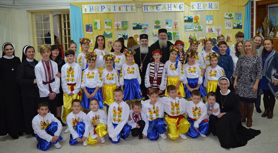 Basilian sisters with students of the Ukrainian Saturday school of Berehynia, a cultural and educational center in Athens for Ukrainians who emigrated to Greece.