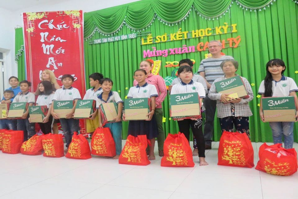 The MacLaurins give Tet gifts to the children from families in need. (Mary Nguyen Thi Phuong Lan)