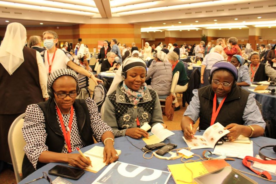 Women religious look through their plenary materials May 6, the final day of the 2022 plenary of the International Union of Superiors General in Rome. (GSR photo/Chris Herlinger)