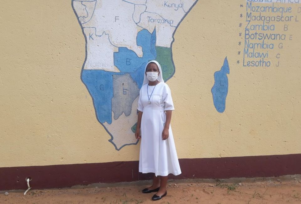 Hna. Praxedis Nyathi frente a un mapa de África en la escuela primaria que las hermanas AMR dirigen en Lupane, Zimbabue.  (Marko Phiri)