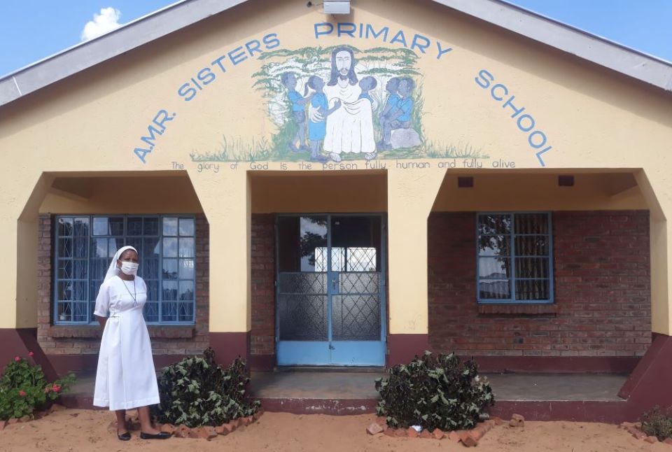 Hna. Praxedis Nyathi disfruta de un evento en la escuela primaria.  Los funcionarios del gobierno han elogiado el programa ECD de las hermanas y sus instalaciones de última generación.  (Cortesía de Praxedis Nyathi)