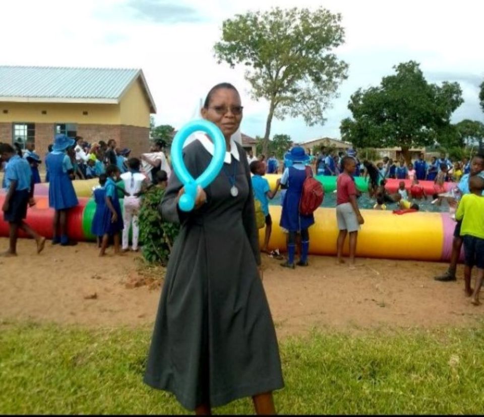 Hna. Praxedis Nyathi disfruta de un evento en la escuela primaria.  Los funcionarios del gobierno han elogiado el programa ECD de las hermanas y sus instalaciones de última generación.  (Cortesía de Praxedis Nyathi)