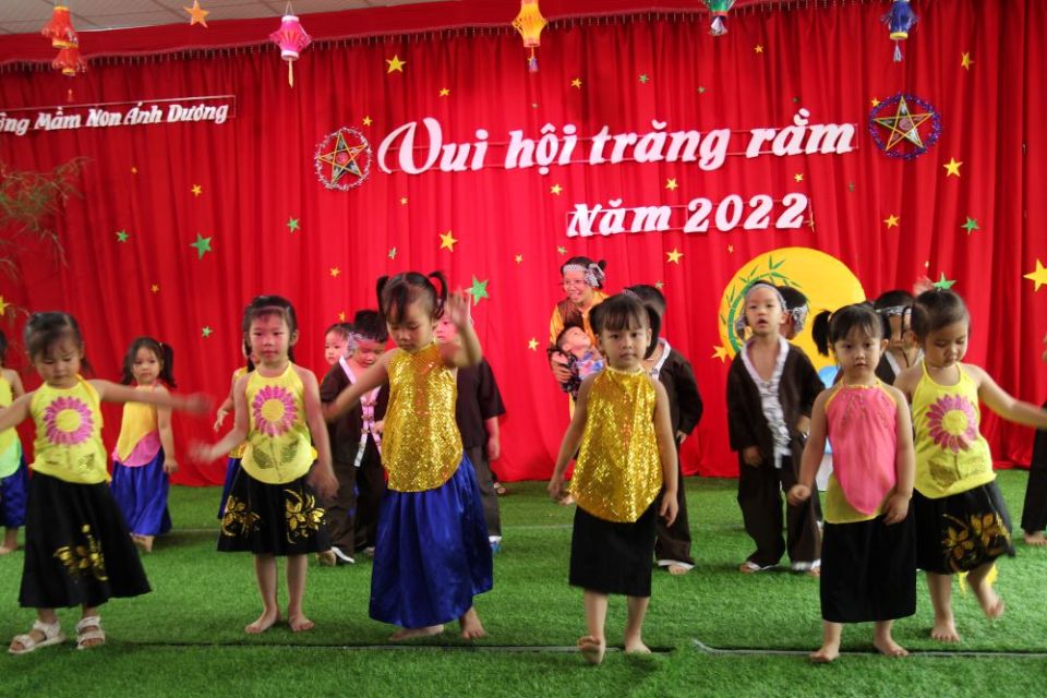 Children dance to celebrate the cultural festival Sept. 9 at Anh Duong Daycare Center run by Lovers of the Holy Cross nuns in Yen Bai City. Some 300 children attend the celebration. (GSR photo/Joachim Pham)