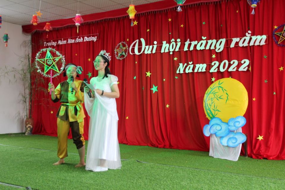 Lovers of the Holy Cross of Hung Hoa Srs. Mary Tran Thi Hue (in white) and Mary Nguyen Thi Xuan take the roles of Chi Hang Nga and Chu Cuoi, main characters of the Mid-Autumn Festival, to entertain students at Anh Duong Daycare Center in Yen Bai Sept. 9. 