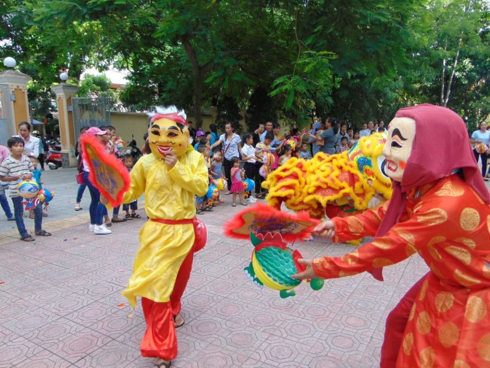 Some 100 orphans and children of families with HIV/AIDS watch a lion dance with drums and are given lanterns and candy by sisters from the congregation Filles de Marie Immaculée (Daughters of Mary of the Immaculate Conception) in Hue Sept. 7. (GSR photo/J