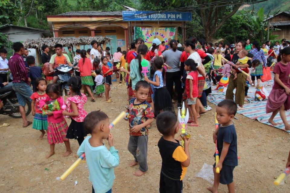 More than 200 Hmong ethnic children from Pin Pe Subparish in the mountainous province of Yen Bai attend the celebration of the Mid-Autumn Festival, organized by the Missionaries of Charity nuns and Catholic volunteers from Hanoi Sept. 3. 
