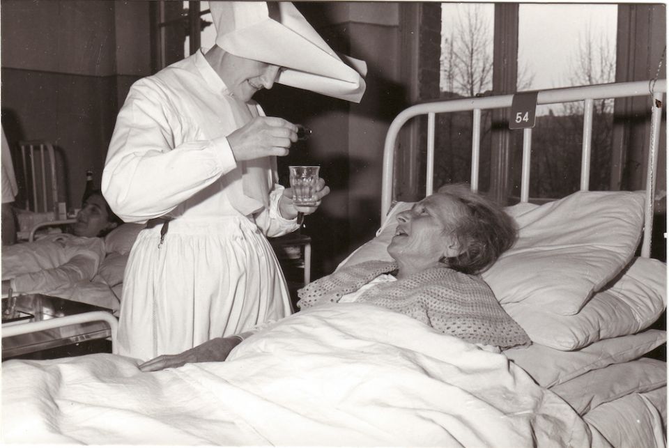 A Daughter of Charity tends to a sick person in Italy in the 1950s. (©Archives of the Daughters of Charity, Paris) A Daughter of Charity tends to a sick person in Italy in the 1950s. (©Archives of the Daughters of Charity, Paris)