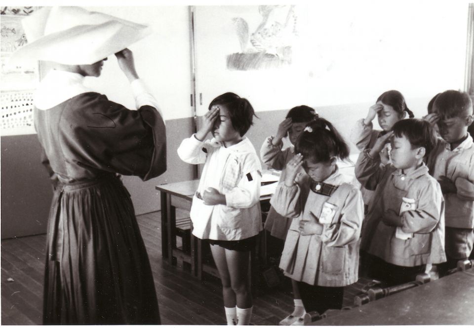 Children make the sign of the cross at a school run by Daughters of Charity in Japan in the 1950s. (©Archives of the Daughters of Charity, Paris)