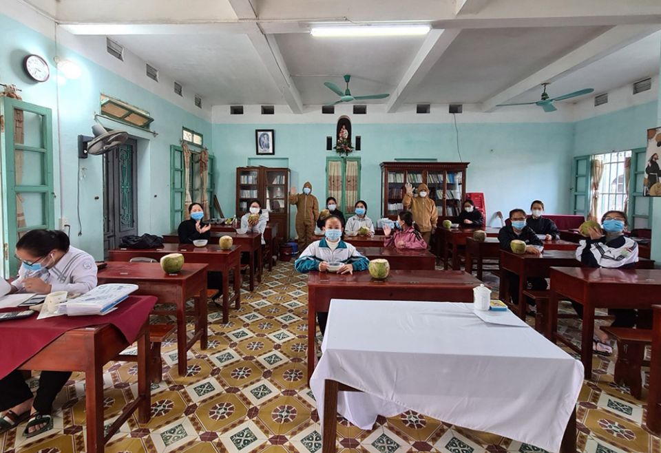 Daughters of Our Lady of the Holy Rosary of Bui Chu who have minor COVID-19 symptoms receive coconut juice in one of the classrooms at the motherhouse in Xuan Truong district, Nam Dinh province. (Daughters of Our Lady of the Holy Rosary of Bui Chu) Daughters of Our Lady of the Holy Rosary of Bui Chu who have minor COVID-19 symptoms receive coconut juice in one of the classrooms at the motherhouse in Xuan Truong district, Nam Dinh province. (Daughters of Our Lady of the Holy Rosary of Bui Chu)