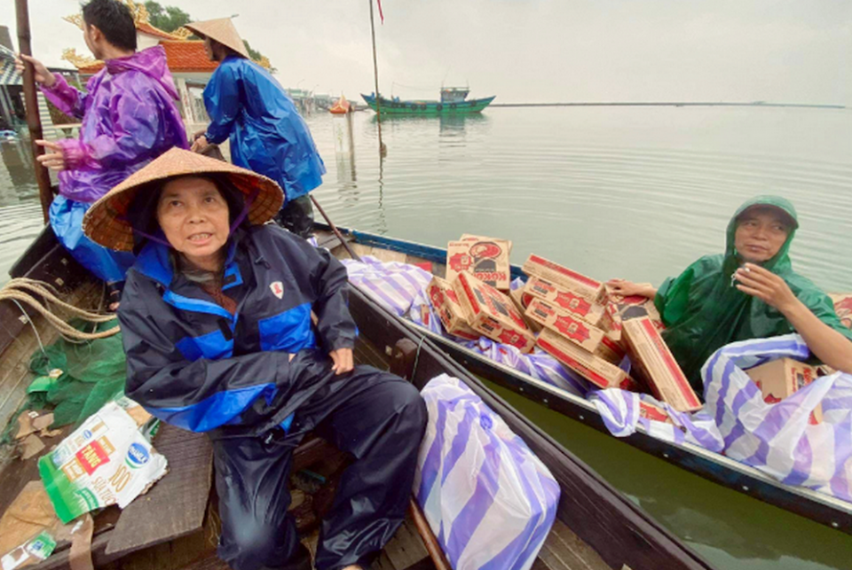 Lovers of the Holy Cross Sr. Mary Tran Thi Nhuong and volunteers carry instant noodles on boats to save flood victims in Quang Dien District. (Joachim Pham) Lovers of the Holy Cross Sr. Mary Tran Thi Nhuong and volunteers carry instant noodles on boats to save flood victims in Quang Dien District. (Joachim Pham)