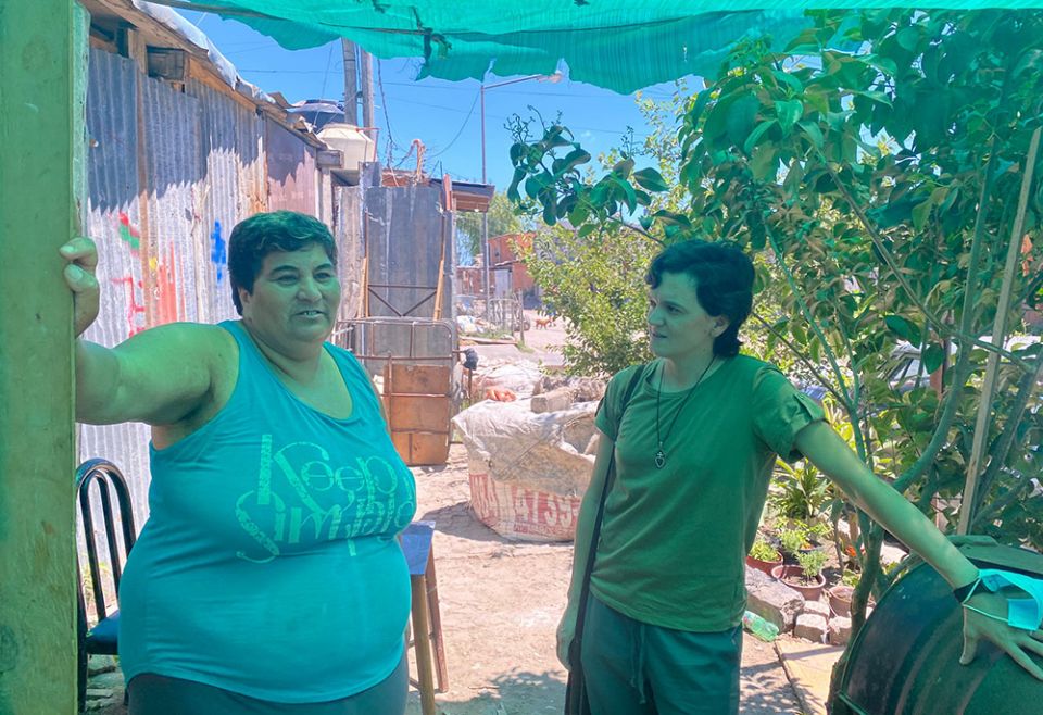 La hermana pasionista Florencia Buruchaga, a la derecha, visita a una mujer en su vivienda de Villa Hidalgo, en las afueras de Buenos Aires, Argentina. (Fotografía de GSR/Soli Salgado)