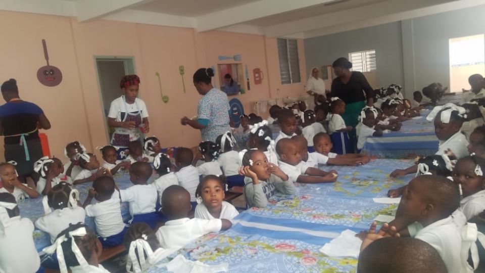 Students dine at the Maripuspal school. Thanks to the food they are given at the school in Corail, Haiti, the students who tend to arrive at the school malnourished become healthy. (Courtesy of Gloria Inés Gonzales Ramírez) Students dine at the Maripuspal school. Thanks to the food they are given at the school in Corail, Haiti, the students who tend to arrive at the school malnourished become healthy. (Courtesy of Gloria Inés Gonzales Ramírez)