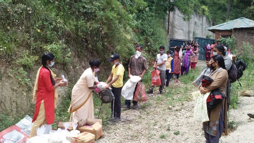 Sisters also reached out to help migrants. Sisters of the Little Flower of Bethany distribute provisions to migrants in Himachal Pradesh, in the north India (Courtesy Women's Religious Conference India) Sisters also reached out to help migrants. Sisters of the Little Flower of Bethany distribute provisions to migrants in Himachal Pradesh, in the north India (Courtesy Women's Religious Conference India)