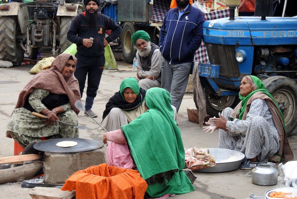Farmers who are on strike in India at Delhi's Singhu border make roti bread. (Wikimedia Commons/Harvinder Chandigarh)