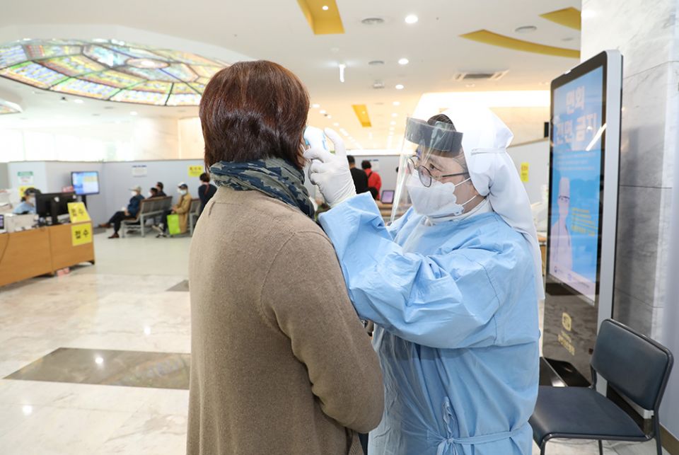 Almost one-fourth of the 230 members of the Sisters of Charity of St. Vincent de Paul of Suwon serve in St. Vincent’s Hospital near the Mother House. Managing the 1,000-employee hospital is the largest ministry of the congregation, but has become increasi Almost one-fourth of the 230 members of the Sisters of Charity of St. Vincent de Paul of Suwon serve in St. Vincent’s Hospital near the Mother House. Managing the 1,000-employee hospital is the largest ministry of the congregation, but has become increasi