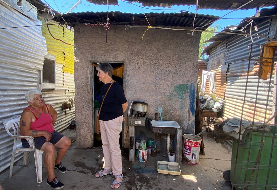 Passionist Sr. María Angélica Agorta visits with a woman in her home in Villa Hidalgo, Buenos Aires, Argentina. (GSR photo/Soli Salgado) Passionist Sr. María Angélica Agorta visits with a woman in her home in Villa Hidalgo, Buenos Aires, Argentina. (GSR photo/Soli Salgado)