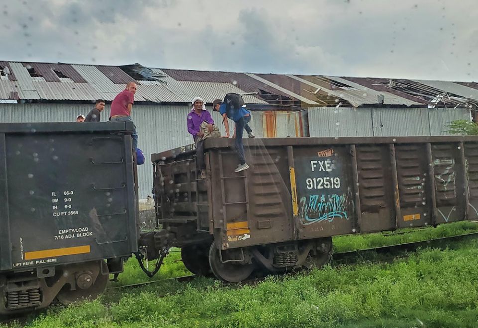 Migrants hop on a train at Coatzacoalcos, Mexico. (Courtesy of Aguilas del Desierto) 