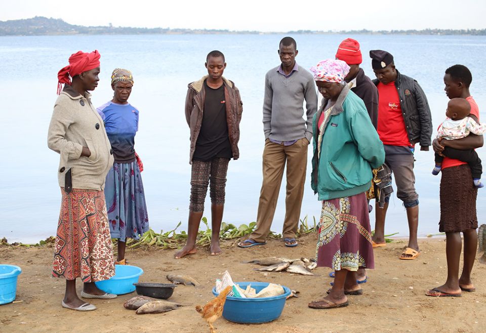 Women fishmongers wait for the fishermen to bring fish to buy and then sell them in their local markets. Along Lake Victoria, in southwestern Kenya, women fishmongers often engage in transactional sex with fishermen. (GSR photo/Doreen Ajiambo)